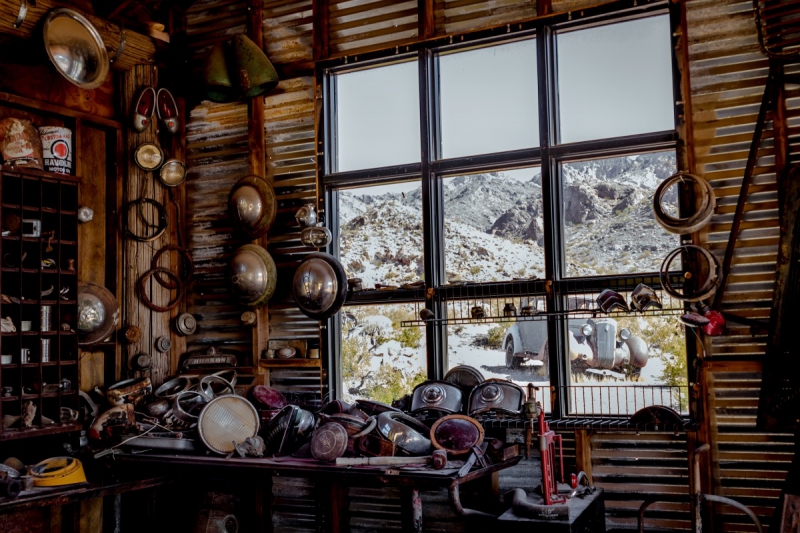 cordonnerie-LE ROURET-min_shop_window_part_junk_abandoned-138873